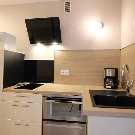 Daire T2 Renove Avec Balcon Et Parking Au Mont-dore - Fr-1-608-244