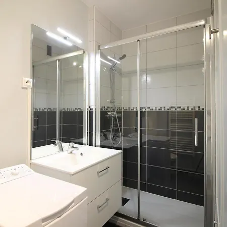 T2 Renove Avec Balcon Et Parking Au Mont-dore - Fr-1-608-244